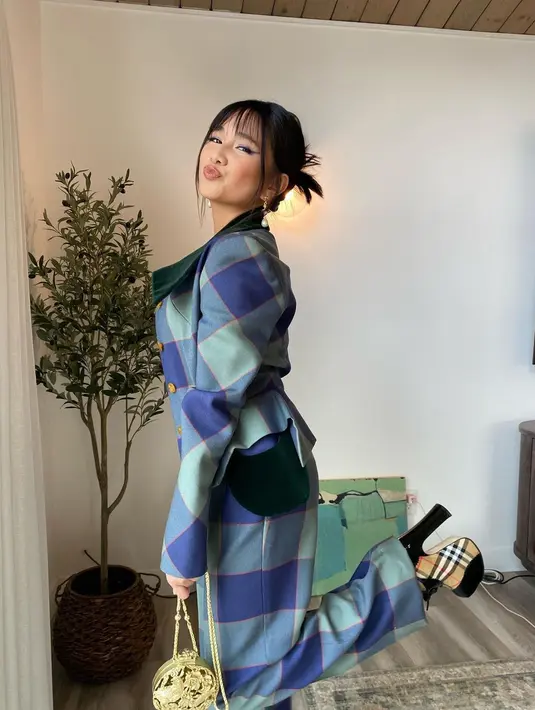 Korean look, kita bisa menyebut tatanan rambut seperti yang ditampilkan Niki Zefanya dalam foto ini sebagai korean look. Ia menguncir rambutnya ke belakang dan menyisakan beberapa helai di sisi kanan-kiri, bersama dengan poni lurusnya. Foto: Instagram.