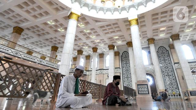 FOTO: Memperbanyak Ibadah Selama Ramadhan di Masjid Kubah Emas