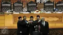Ade Komaruddin (tengah) bersama para Pimpinan DPR berpose bersama usai pelantikan Ketua DPR yang baru, Jakarta, Senin (11/01/2016). Ade dilantik untuk menggantikan Setya Novanto yang mundur dari kursi Ketua DPR. (Liputan6.com/Johan Tallo)
