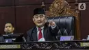 Ketua Majelis Kehormatan Mahkamah Konstitusi (MKMK) Jimly Asshiddiqie membacakan sidang putusan dugaan pelanggaran etik terhadap hakim Mahkamah Konstitusi (MK) di Mahkamah Konstitusi, Jakarta, Selasa (7/11/2023). (Liputan6.com/Angga Yuniar)