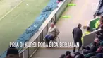 Seorang pria di kursi roda tiba-tiba bangkit dan berjalan di antara kerumunan penonton.