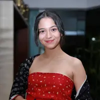 Kebiasaan melayani suami itu berdasarkan petuah yang dari ibundanya. Sebagai istri, diajarkan untuk selalu melayani suami ditengah kesibukannya. (Adrian Putra/Bintang.com)