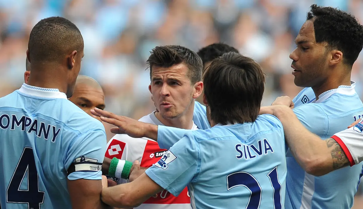 Salah satu contohnya saat Barton berkelahi dengan Ousmane Dabo, rekannya di Manchester City. Akibat ulah tidak terpuji itu akhirnya ia diskorsing. (AFP/Paul Ellis)