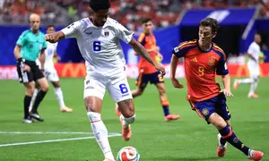 Gelandang Timnas Spanyol, Gavi, memberikan tekanan kepada pemain Tanjung Verde, Kevin Pina, dalam laga pertama Grup H Piala Dunia 2026 di Atlanta Stadium, Georgia, Senin (15/6/2026) malam WIB. (Buda Mendes/Getty Images/AFP)