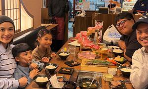 Potret Chelsea Olivia dan Glenn Alinskie bersama keluarga makan malam di Tokyo, Jepang. Foto: Instagram.com/@chelseaoliviaa