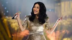 Pemilik nama Titi Dwi Jayati ini merupakan salah satu penyanyi populer di Indonesia. Wanita kelahiran 27 Mei 1966 ini telah memproduksi banyak tembang hits, baik sebagai penulis lagu maupun penyanyi. Bukan hanya bertalenta dalam bidang musik, Titi DJ juga punya bakat untuk selalu tampil modis. (Liputan6.com/IG/@ti2dj)