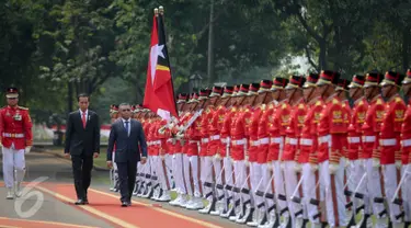 Presiden Jokowi (kiri) dan PM Timor Leste Rui Maria De Araujo berjalan memeriksa pasukan kehormatan Paspampres pada upacara kenegaraan di Istana Merdeka, Jakarta, Rabu (26/8). (Liputan6.com/Faizal Fanani)