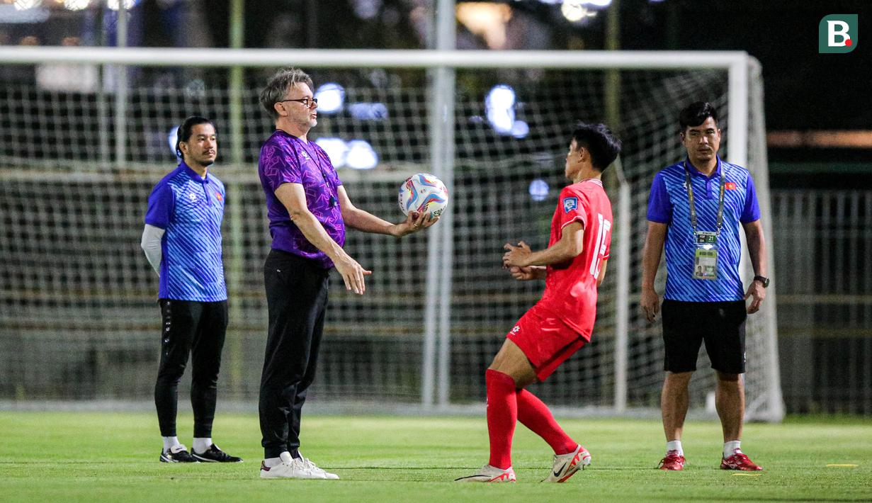 Pelatih Vietnam, Philippe Troussier, saat memimpin sesi latihan jelang laga melawan Timnas Indonesia di Lapangan A Senayan, Jakarta, Rabu (20/3/2024). Timnas Vietnam akan menjalani laga krusial melawan timnas Indonesia pada lanjutan Grup F Kualifikasi Piala Dunia 2026 zona Asia. (Bola.com/Bagaskara Lazuardi)