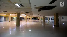 Suasana pusat perbelanjaan Blok M Mal, Jakarta Selatan, Selasa (8/1). Berkembangnya dan maraknya pusat perbelanjaan di Ibukota, membuat Jakarta Blok M Mal semakin sepi dan berkurangnya minat pengunjung. (Liputan6.com/Johan Tallo)