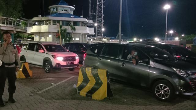 Ipda Usep, Personil Polres Cilegon Ingatkan Penumpang Di Pelabuhan Merak, Kota Cilegon, Banten, Untuk Terapkan Prokes Covid-19. (Kamis,24/12/2020). (Yandhi Deslatama/Liputan6.com).