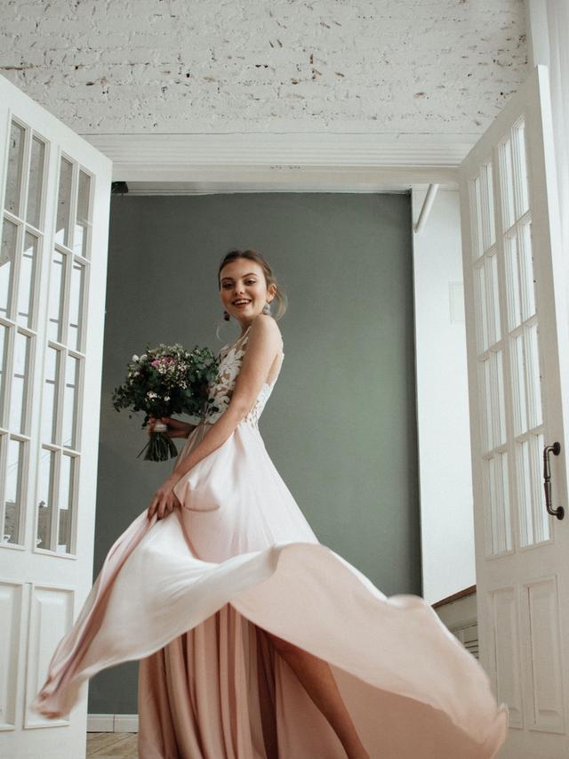 Ilustrasi memakai baju pengantin