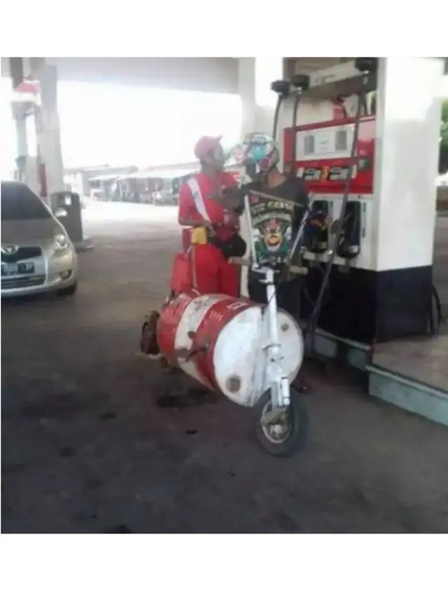 6 Potret Kocak Petugas SPBU saat Isi Bensin Pelanggan, Bikin Geleng Kepala