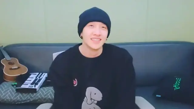Bang Chan Stray Kids gunakan sweatshirt favorit