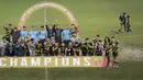 Pemain Timnas Malaysia U-19, Adam Farhan Mohd Faizal (kanan ketiga) tengah mendapatkan perawatan dari salah satu official tim saat timnya merayakan juara Piala AFF U-19 2022 di Stadion Patriot Candrabhaga, Bekasi, Jumat (15/07/2022). (Bola.com/Bagaskara Lazuardi)