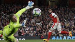 Aksi pemain Arsenal, Olivier Giroud saat melepaskan tembakan ke arah gawang Sunderland pada lanjutan Premier League di Emirates Stadium, London, (16/5/2017). Arsenal menang 2-0. (AP/Matt Dunham)