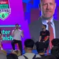 Peter Schmeichel sempat berbincang-bincang di panggung Vidio Premier League Festival sembari berinteraksi singkat dengan penggemar yang hadir pada Jumat (5/8/2023). (Liputan6.com/Melinda Indrasari)