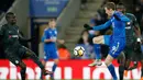 Penyerang Leicester City, James Vardy berusaha mengontrol bola dari kawalan pemain Chelsea, N'Golo Kante saat bertanding pada perempatfinal Piala FA di stadion King Power, Inggris (18/3). Chelsea menang 2-1 atas Leicester. (AP Photo / Frank Augstein)