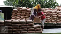 Pekerja tengah memindahkan ratusan karung semen di Jakarta, Rabu (27/1). Penjualan semen sepanjang 2015 mencapai 61,00 ton, naik 1,8% dibanding tahun sebelumnya 59,90 juta ton. (Liputan6.com/Angga Yuniar)