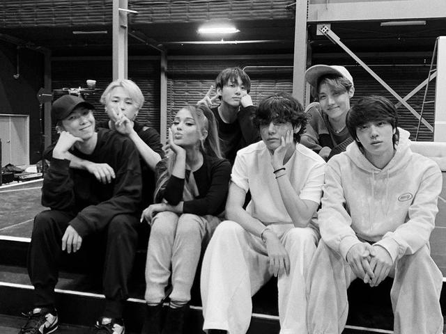 Bts Foto Bareng Ariana Grande Army Sibuk Mencari Suga Showbiz Liputan6 Com Cara yang dilakukan sama seperti di video edit foto bareng lainnya ya. bts foto bareng ariana grande army