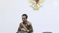 Presiden Joko Widodo (Jokowi) bersiap memimpin rapat terbatas terkait peraturan transportasi online di Kantor Presiden, Jakarta, Selasa (18/7). Dalam rapat, Jokowi meminta para menteri menanggapi fenomena transportasi online. (Liputan6.com/Angga Yuniar)