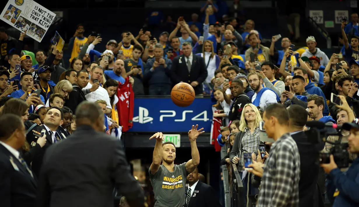 Pemain Golden State Warriors, Stephen Curry, melakukan lemparan seremonial jelang melawan Los Angeles Clippers dalam laga NBA di Oracle Arena, Oakland, California, AS, (23/3/2016). (Getty Images/AFP/Ezra Shaw)