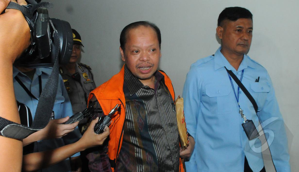 Sutan Bhatoegana saat ditanya wartawan sebelum menjalani sidang perdana di Pengadilan Tipikor, Jakarta, Senin (6/4/2015). Sutan, tersangka kasus dugaan penerimaan hadiah terkait penetapan APBN-P Kementerian ESDM di DPR RI. (Liputan6.com/Herman Zakharia)