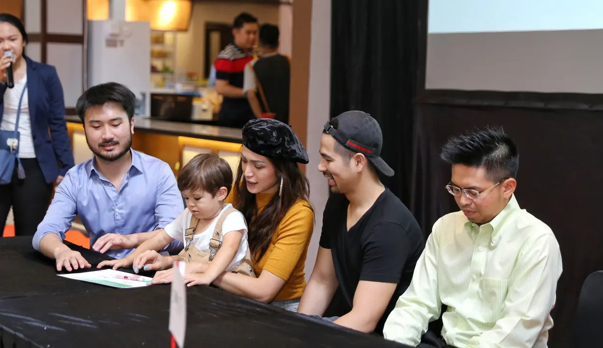 Ini juga merupakan cara pemeran dalam film Kung Fu Pocong Perawan itu untuk mengajarkan buah hati dari pernikahannya dengan Ludwig Franz Willibald itu sejak dini tentang bisnis. (Adrian Putra/Bintang.com)