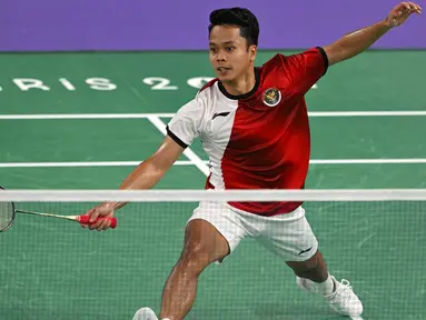 Pebulu tangkis tunggal putra Indonesia, Anthony Sinisuka Ginting saat melawan Howard Shu (Amerika Serikat) dalam pertandingan penyisihan grup tunggal putra Olimpiade Paris 2024 di Porte de la Chapelle Arena, Paris pada 28 Juli 2024. (Arun SANKAR/AFP)