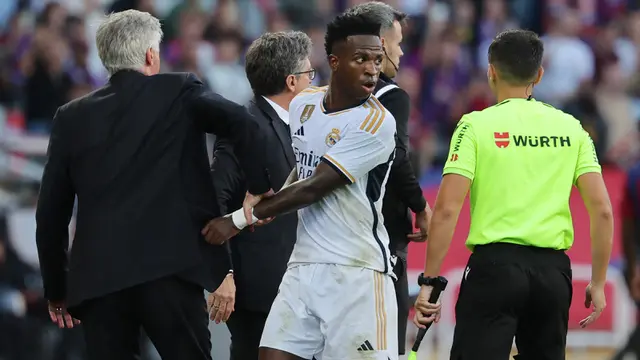Foto: Momen Vinicius Jr Ditarik Paksa Keluar Lapangan oleh Don Carlo saat Laga El Clasico