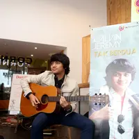 Ditemui di Betawi Corner, BEJ, Jakarta, Senin (14/12/2015),  Calvin Jeremy mengungkap jika single terbarunya ini memang mengangkat tema putus cinta. Namun iatetap  membawa pesan positif di lagu ini. (Andy Masela/Bintang.com)