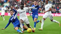 Wilfried Gnonto merupakan pemain dengan intensitas dan energi tinggi, dia memiliki aksi-aksi memukau baik itu dribel, flick, lay-off, dan sprint. Ia didatangkan Leeds United dari FC Zurich pada musim panas 2022/2023. Penyerang 19 tahun itu sejauh ini telah membuat 10 penampilan di semua kompetisi dengan mencetak 3 gol dan 1 assist. (AFP/Geoff Caddick)