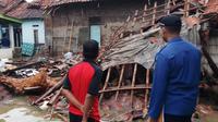 Hujan deras yang melanda Kabupaten Tangerang menyebabkan puluhan rumah terendam banjir. Bahkan satu rumah roboh akibat angin puting beliung. (Liputan6.com/Pramita Tristiawati)