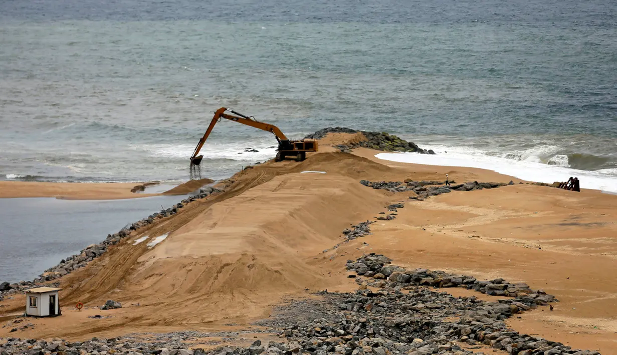 Alat berat dikerahkan untuk proyek reklamasi di pesisir Kolombo, Sri Lanka, Selasa (9/8).Proyek besar ini merupakan hasil kerjasama antara pemerintah Sri Lanka dan Tiongkok. (REUTERS/Dinuka Liyanawatte)