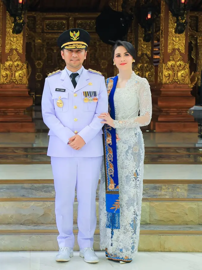 Pesona Cantik Arumi Bachsin Jinjing Tas Branded Lokal Seharga Rp12 Jutaan di Pelantikan Kepala Daerah