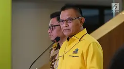 Sekjen Partai Golkar Lodewijk Freidrich Paulus didampingi Ketua DPP Ace Hasan Sadzilly menyampaikan keterangan pers terkait pemberhentian Bowo Sidik Pangarso dari kepengurusan DPP Golkar di kantor DPP Partai Golkar, Slipi, Jakarta, Kamis (28/3). (Liputan6.com/Johan Tallo)
