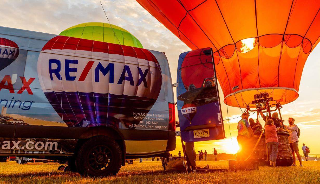 Kru memompa balon udara pada New Jersey Lottery Festival of Ballooning di Bandara Solberg, Readington, New Jersey, Amerika Serikat, 29 Juli 2022. Festival yang berlangsung hingga 31 Juli ini akan menampilkan sebanyak 100 balon. (AP Photo/Julia Nikhinson)