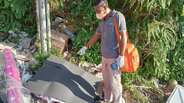 Petugas polisi sedang melakukan penyelidikan.