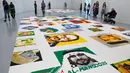 Karya seni gambar bertajuk Ai Weiwei: Trace di Museum Hirshhorn, Washington, AS, 28 Juni 2017. Karya tersebut terdiri dari 176 potret yang disusun dari ribuan batu bata Lego. (AFP PHOTO / PAUL J. RICHARDS)