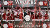 Para pemain Arsenal merayakan gelar Community Shield usai mengalahkan Chelsea di Stadion Wembley, London, Minggu (6/8/2017). Ini merupakan trofi Community Shield yang ke-15 bagi Arsenal. (AFP/Ian Kington)