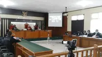 Sidang lanjutan Bupati Bengkalis non aktif Amril Mukminin di Pengadilan Tipikor Pekanbaru. (Liputan6.com/M Syukur)