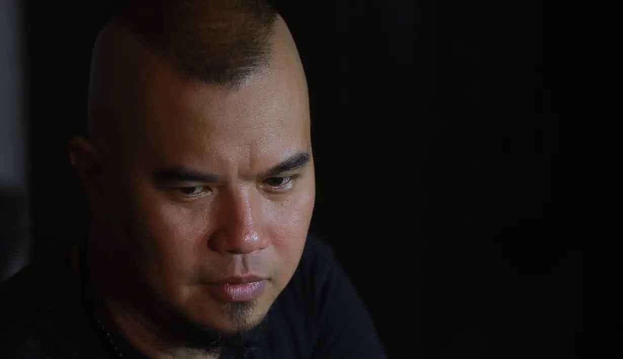 Pentolan grup Dewa 19 itu diramal bakal rujuk dengan Maia Estianty di tahun 2016 ini . Tapi kabar itu langsung ditepis. Bos Republik Cinta Manajemen itu mengaku masih tidak harmonis pada pada Maia.(Galih W. Satria/Bintang.com)