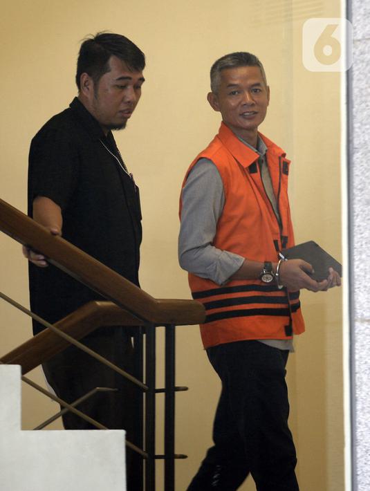 Mantan Komisioner KPU Wahyu Setiawan (kanan) bersiap menjalani pemeriksaan lanjutan penyidik di Gedung KPK, Jakarta, Selasa (17/3/2020). Wahyu Setiawan diperiksa sebagai tersangka terkait kasus dugaan penerimaan hadiah atau janji penetapan anggota DPR Terpilih 2019-2024. (merdeka.com/Dwi Narwoko)