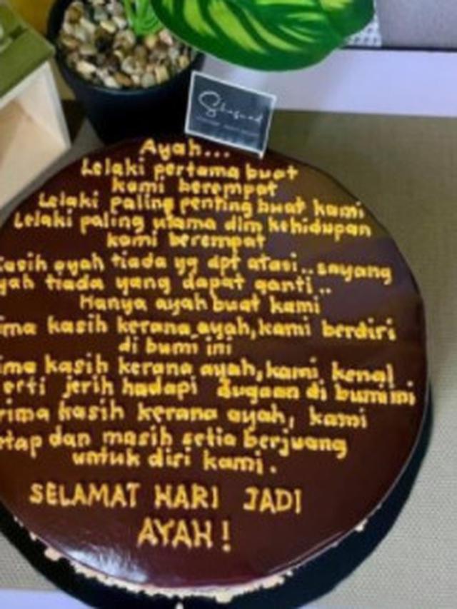 Tak Hanya Ucapan Selamat, Remaja Ini Tulis Curhatan di Kue Ulang Tahun Ayahnya
