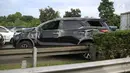 Kondisi mobil Toyota Fortuner hitam yang rusak akibat kecelakaan dengan truk boks Colt Diesel di tol Jagorawi, Kamis (28/12). Mobil juga melintang di lajur paling kanan dan membuat arus lalulintas tersendat. (Liputan6.com/Angga Yuniar)