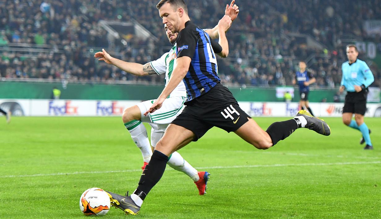 Gelandang Nerazzurri, Ivan Perisic meleas tendangan pada leg 1, 32 besar Liga Europa yang berlangsung di stadion Allianz, Wina, Jumat (15/2). Inter Milan menang 1-0 atas Rapid Wina. (AFP/Joe Klamar)