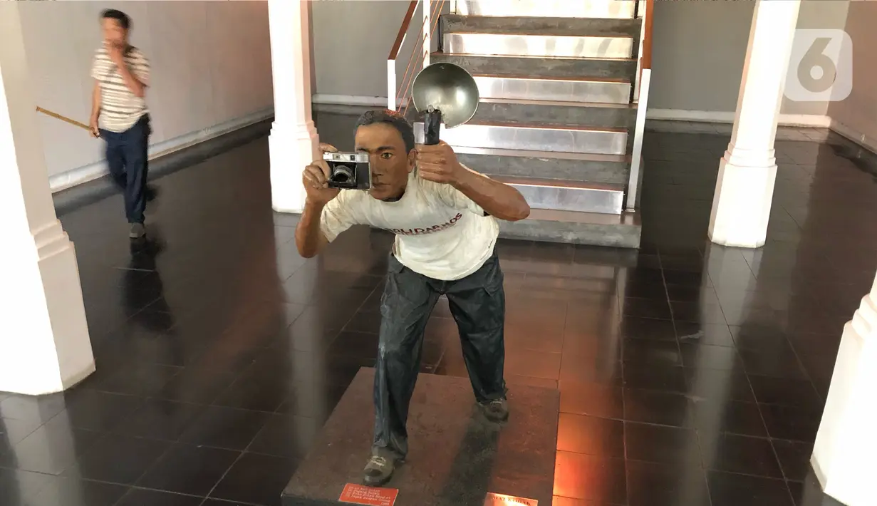 Patung fotografer di Galeri Foto Jurnalistik Antara (GFJA), Jalan Antara, Pasar Baru, Jakarta Pusat, Senin (9/3/2020). GFJA dikhawatirkan bisa disewakan untuk acara pernikahan, seminar, dan lainnya meski keberadaanya termasuk dalam salah satu gedung yang dilindungi. (Liputan6.com/Immanuel Antonius)