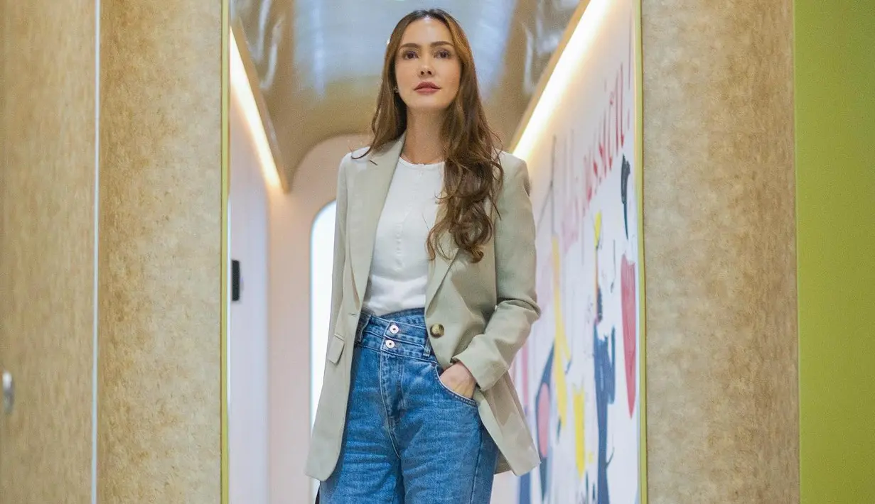 Jeans dan kaus merupakan formula praktis untuk beralih dari gaya kasual dan off-duty ke kantor. Tambahkan blazer fancy seperti Cathy Sharon untuk memoles penampilan agar lebih trendi. (Foto: Instagram @cathysharon)