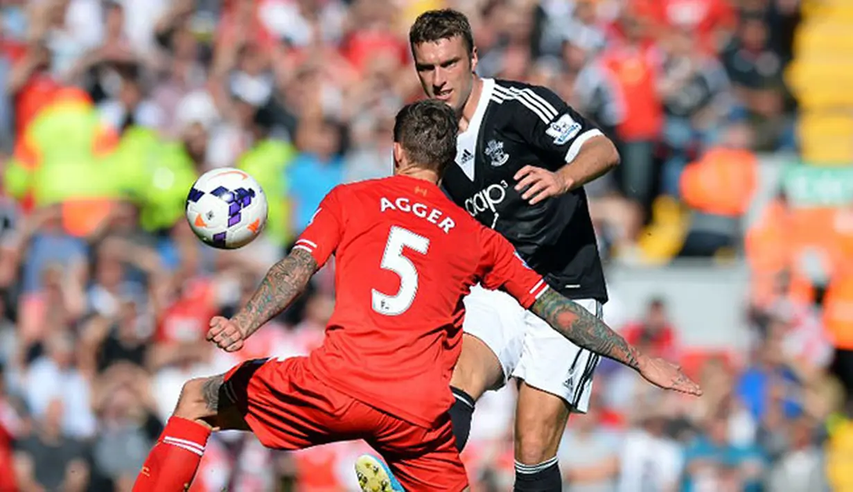 Rickie Lambert mengecok bek Liverpool Daniel Agger  pada pertandingan sepak bola Liga Premier Inggris antara Liverpool dan Southampton di Stadion Anfield di Liverpool, (21/9/2013). (AFP/Paul Ellis)