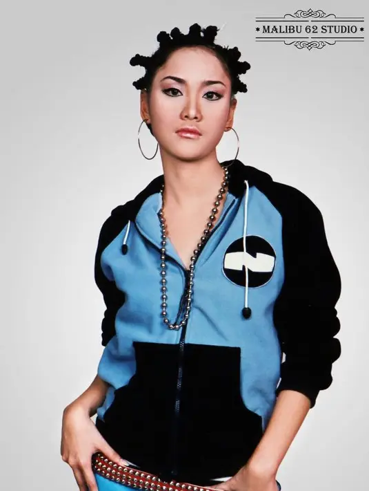 Ini adalah foto jadul dari Bunga Citra Lestari. Dulu ia tampil dengan dandanan yang nyentrik. (Foto: instagram.com/malibu62studio)