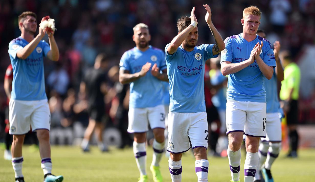 Para pemain Manchester City merayakan kemenangan atas Bournemouth pada laga Premier League 2019 di Stadion Vitality, Minggu (25/8). Manchester City menang 3-1 atas Bournemouth. (AFP/Glyn Kirk)